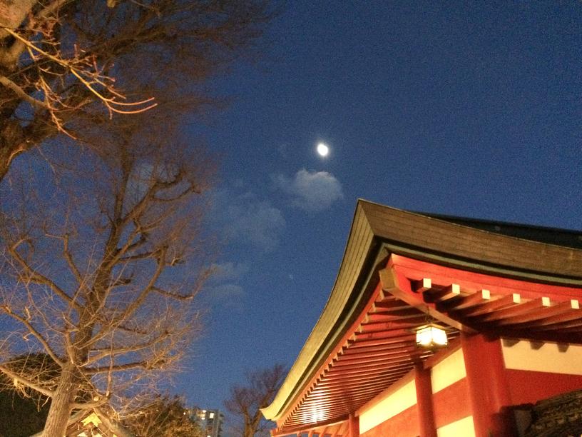 呉服神社と月