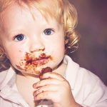 チョコレートを食べる赤ちゃん