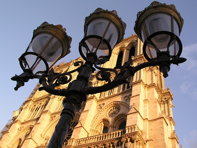 パリの街灯とノートルダム寺院