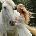 白馬と美女