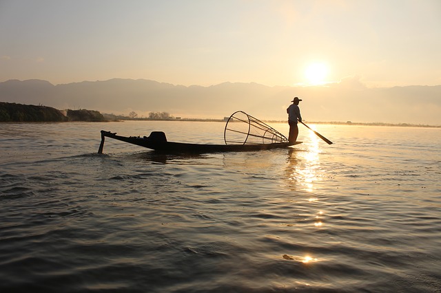 日の出と漁師
